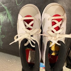 1 pair JordonTDB RETRO 6 shoe